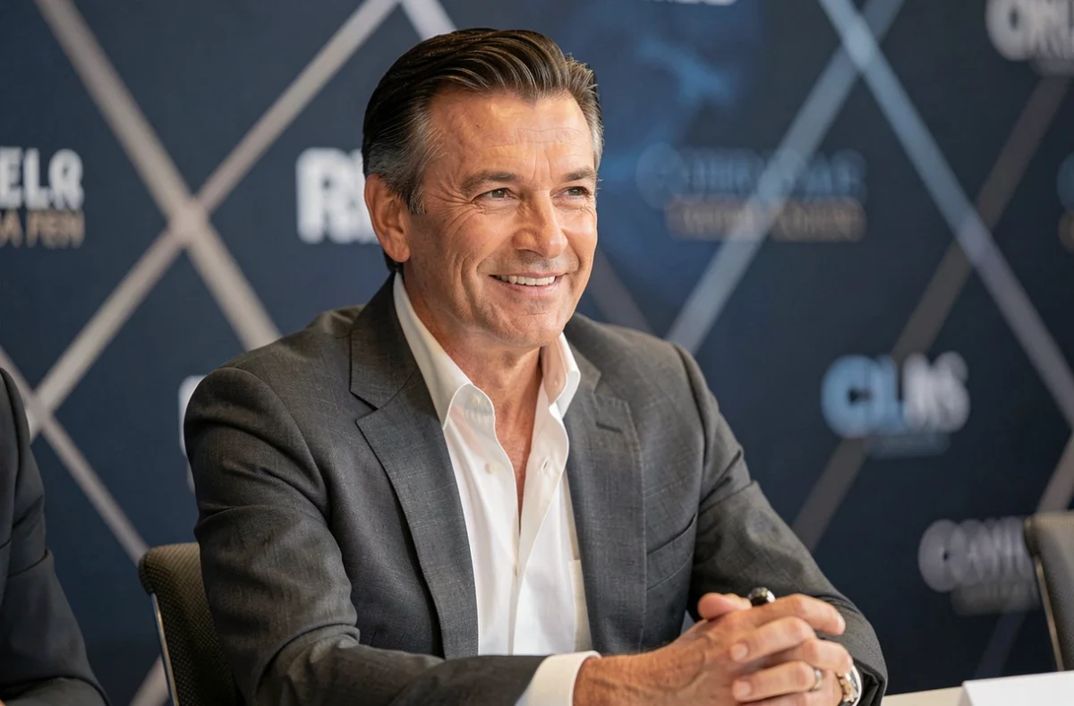 Acteur hollywoodien en costume gris lors d'une conférence de presse promotionnelle pour un blockbuster en 2026