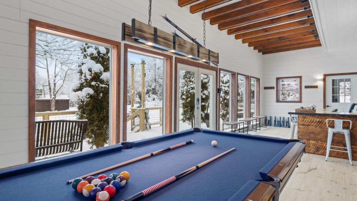 Créer une pièce de vie élégante et fonctionnelle autour d'une table de billard convertible