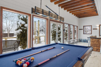 Créer une pièce de vie élégante et fonctionnelle autour d'une table de billard convertible